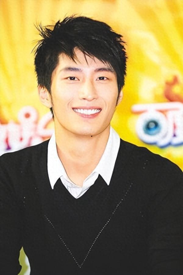 窦骁何超莲最新爆料照片,浪漫瞬间曝光！