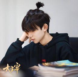 王源爆料赵奕钦视频播放,赵奕钦幕后故事，视频播放引热议