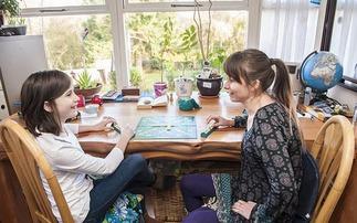 妈妈爆料女儿玩游戏视频,网友热议家庭教育问题