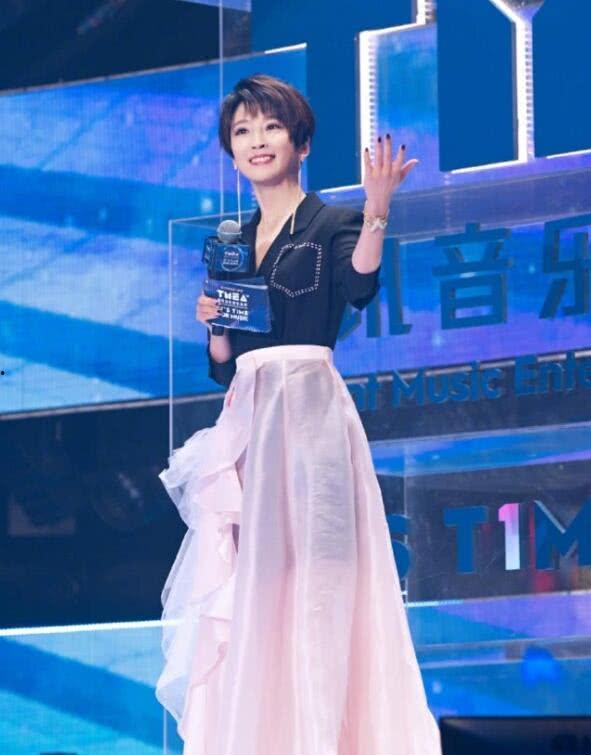 谢楠爆料杨紫袜子视频,网友热议明星私生活